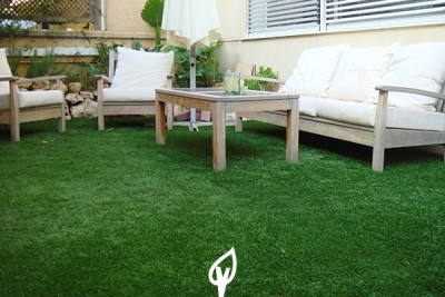 cesped artificial sofas plantas naturales jardin arboles