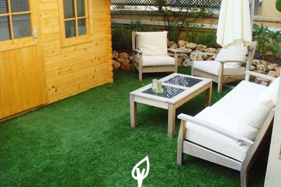 Cesped artificial sofas terraza ajardinada jardin